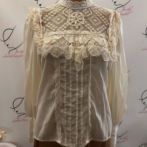 For Prisma. Sz Junior 5. Ecru Lace trim blouse. Rayon/poly. Pin Pleats. B111